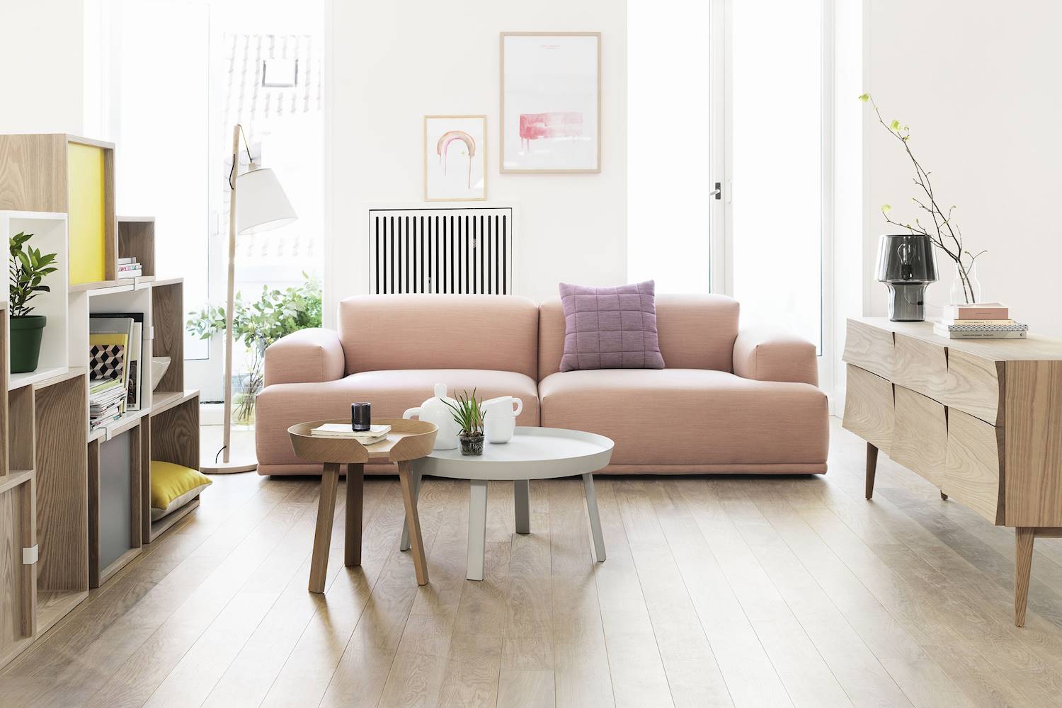 [ ] Sofa de color rosa y mesillas auxiliares de Muuto